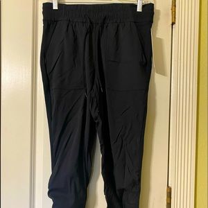 Lululemon black jogger NWT
